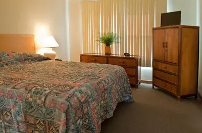 a hotel room with a bed and a dresser at Casa De La Playa in San Diego