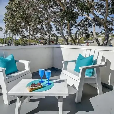 2 Bedroom Upstairs Apt 1 block from the beach!