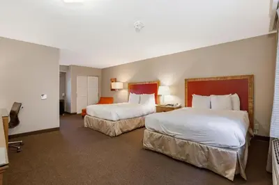 a hotel room with two beds in a room at Hotel San Diego-Rancho Bernardo in Rancho Bernardo