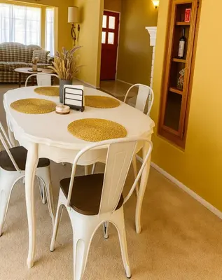 a white table and chairs in a living room at Peach Blossom Country House in Hemet