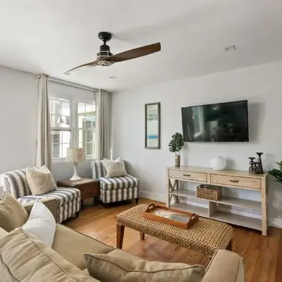 6 Bedroom Family Getaway Walk to Law Street Beach