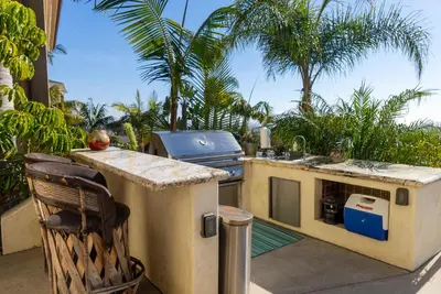 a outdoor kitchen with a sink and a stove at Pool Hot Tubs Views - Castillo de Windsor in San Diego