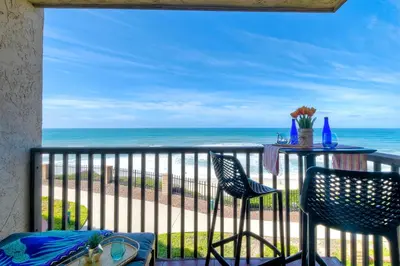 a balcony with a table and chairs and the ocean at Solana Sunset - Stunning Beachside Retreat for 4 in Solana Beach