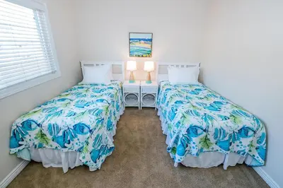 two beds sitting next to each other in a bedroom at Spacious 4Br W Oceanview Balcony, 3 Houses From The Beach By Beachview Rentals in Newport Beach