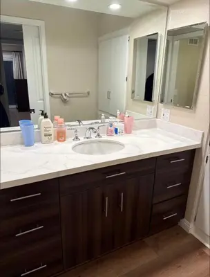 a bathroom with a sink and a large mirror at \u53cc\u4eba\u95f4 in Irvine