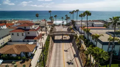 an aerial view of a city with palm trees and the ocean at Kaza Kokos in Oceanside