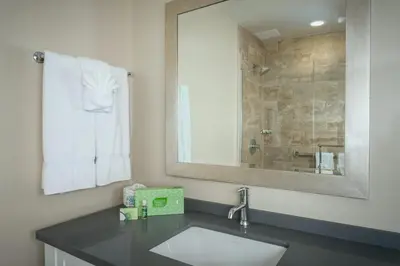 a bathroom with a sink and a mirror at Pacific Shores Inn in San Diego