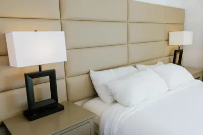 a bedroom with a bed and two lamps on a table at Surfer Beach Hotel in San Diego