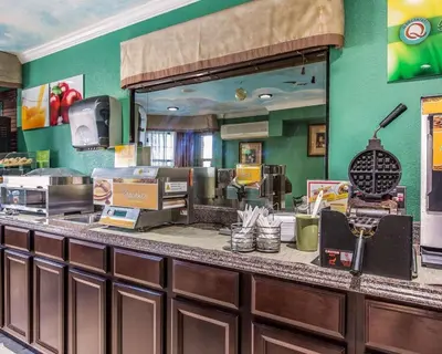 a fast food restaurant with a counter with a counter at Quality Inn Hemet - San Jacinto in Hemet