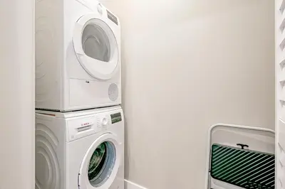 a washing machine and a dryer in a room at New Tremont Modern Beach in Oceanside