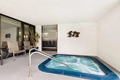 a jacuzzi tub in the middle of a room at Best Western Yacht Harbor Hotel in San Diego